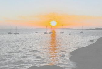un coucher de soleil 