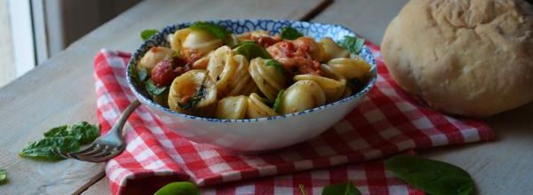 Orecchie aux tomates, à la mozzarella, feuilles d'épinard et au pesto