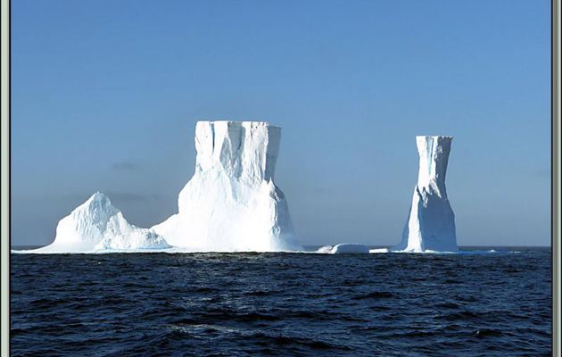 Notre premier iceberg: impressionnant, 50/60 m de hauteur - Passage de Drake - Entre Terre de Feu et Antarctique