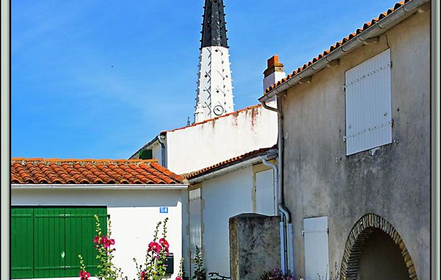 Le puits, les roses trémières et le clocher (Traitement HDR très léger) - Ars-en-Ré - Ile de Ré - 17