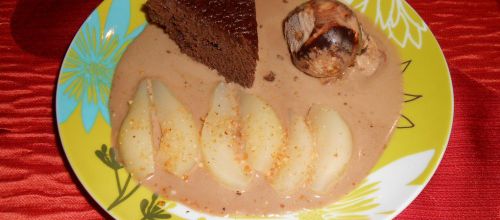 Assiette gourmande : gâteau chocolat, poire, glace et sauce carambar