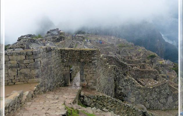 Entrée dans la cité par la porte principale - Machu Picchu - Pérou