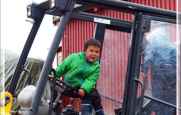 Terrain de jeu pour deux petits inuits - Kullorsuaq - Qaasuitsup - Groenland