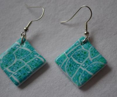 Paire de boucles d'oreilles bleues, assorties aux bagues et au bracelet.