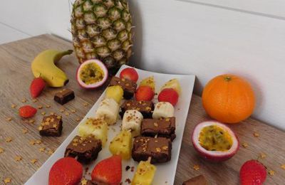Brochettes de fruits et brownies