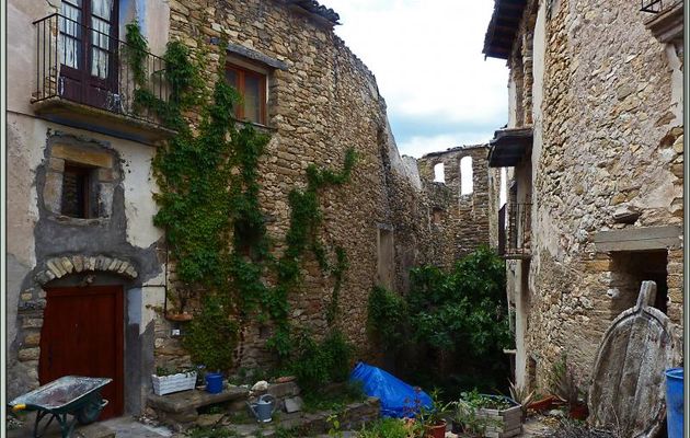 Randonnée au Congost de Mont-Rebei : vieilles pierres du hameau d'Alsamora avec sa vue panoramique sur la garrigue - Sant Esteve de la Sarga - Catalogne - Espagne