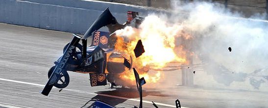 VIDEO - EN PLEINE COURSE, SON DRAGSTER EXPLOSE ET PREND FEU
