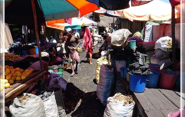 Dans les rues de Hellville : le coin des charbonniers (charbon de bois) - Nosy Be - Madagascar