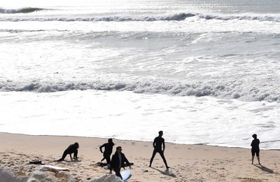 EB - De courageux surfeurs, à Lacanau, en mars 2024...
