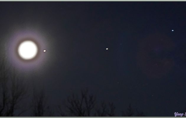 14 janvier, 7 h 00 : la pleine Lune, avec pour voisine Mars, plus loin peut-être Pollux et Castor (têtes des Gémeaux)