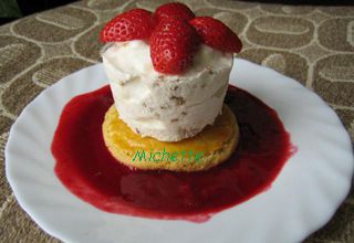 Un nougat glacé à la nougatine et fruits confits, sablé et coulis de framboise