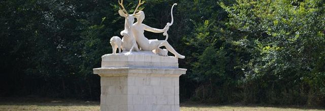 Parc du Château de Rambouillet : Sculpture de Diane appuyée sur un cerf