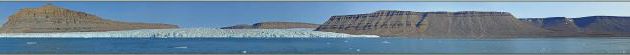 Plus qu'un Zodiac à l'eau, dernier coup d’œil sur le paysage avant d'appareiller, et je retrouve un des deux ours qui paraît effectivement très maigre - Croker Bay, Devon Island, Nunavut, Canada