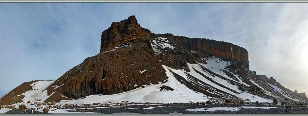 Photo panoramique du "tuya" volcanique de Brown Bluff vu de la plage - Péninsule Antarctique  