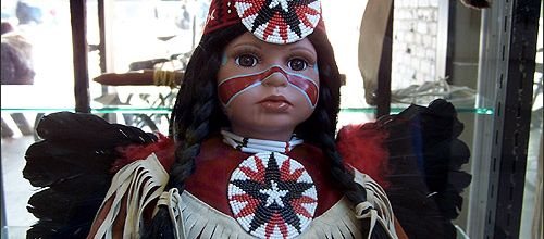 Poupée en tenue de Powwow et trad...