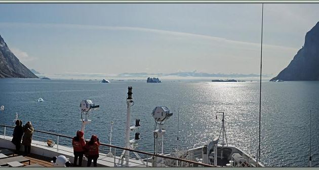 Nous débouchons dans le très large Fjord Uummannaq avant de contourner la Péninsule Nuussuaq (tout au loin) et naviguer vers Ilulissat - Groenland