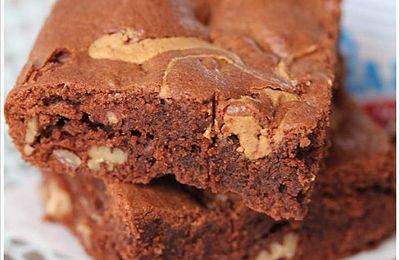 Brownie au chocolat, beurre de cacahuètes (dakatine) & noix de pecan.