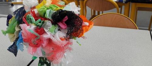 Un bouquet de fleurs artificielles