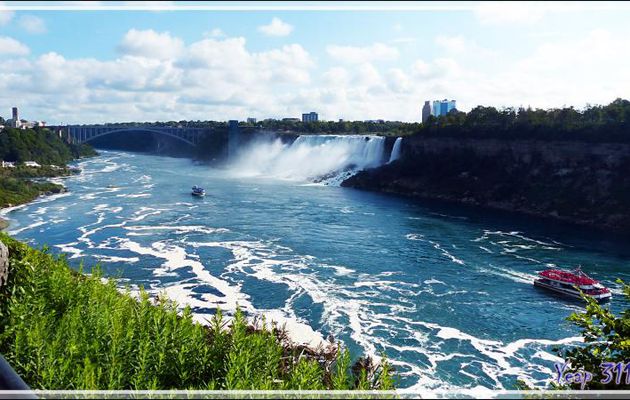 En chemin vers la balade en bateau au pied des chutes - Niagara Falls - Ontario - Canada