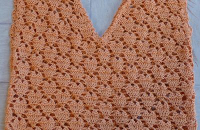 EB - Une blouse au crochet avec des coeurs...