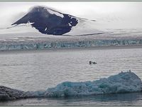 Un grand panorama de ce beau glacier (qui a été difficile à créer à cause du déplacement du navire) suivi de vues plus rapprochées prises depuis le navire Exploris One