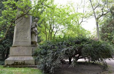 Jardin du Luxembourg : Monument à Jules Massenet (marbre 1926) de Raoul Verlet