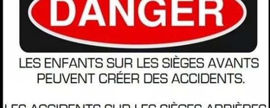 Les enfants sur les sièges avant