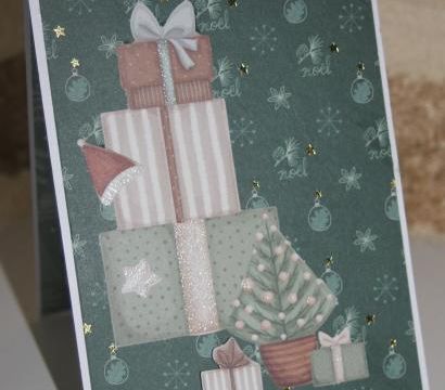 Scrap / Carte pop up et son éventail d'embellissements