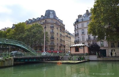 Canal Saint-Martin : L'écluse et le Pont Tournant de la Grange aux Belles