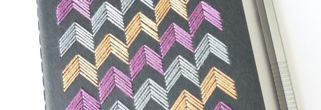 Carnet de dessins Moleskine brodé motif chevrons tricolores-Embroidered Moleskine sketchbook tricolor chevrons motif