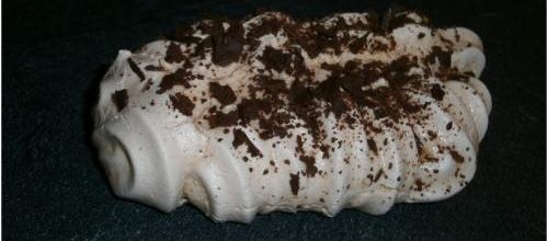 Meringue soupoudrée de chocolat