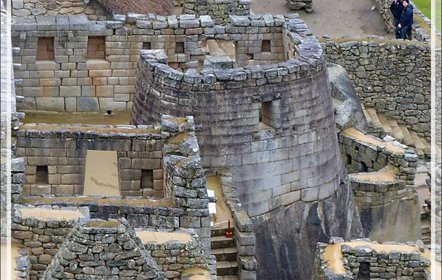 Vue plongeante sur le Temple du Soleil - Machu Picchu - Pérou