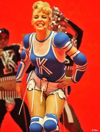 Quand Kylie Minogue ose critiquer les costumes de Madonna...