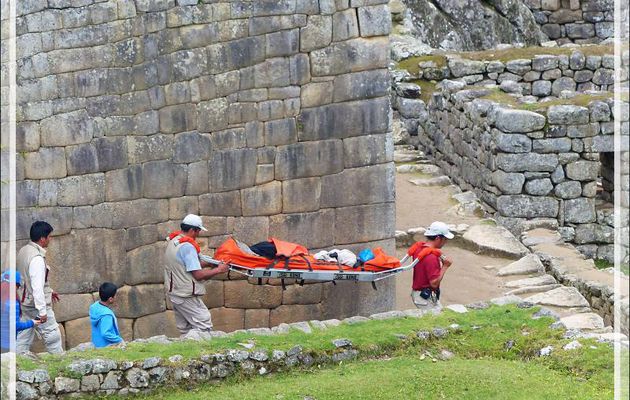 Grave chute dans les escaliers - Machu Picchu - Pérou