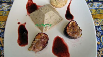 Panna cotta au miel, figue, fruits en crumble, amarettis