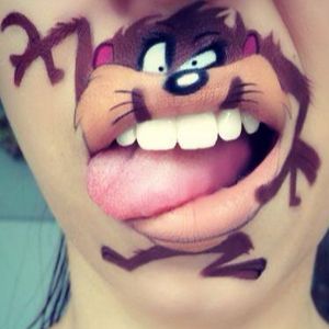 Laura Jenkinson - Maquillage sur bouche