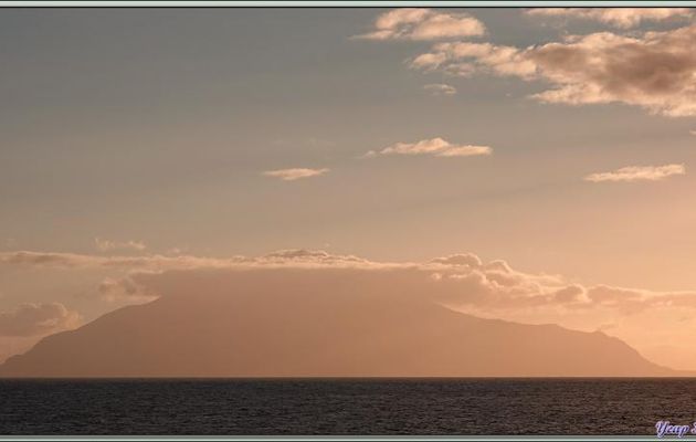 L'île de Tristan da Cunha avec son sommet, The Queen Mary's Peak, vus,  au lever du soleil, à partir d'Inaccessible Island