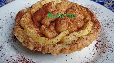 Tartelette à la crème légère de caramel salé et fève tonka, pommes cuites, nuage de cacao