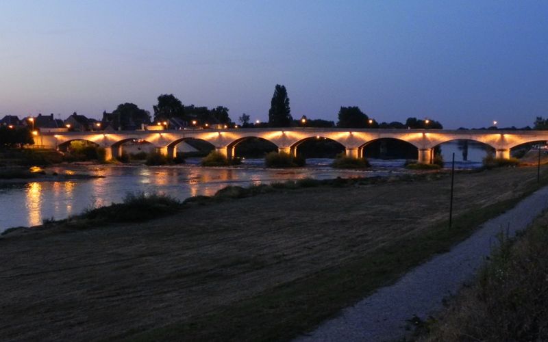 Le pont d'Amboise le soir