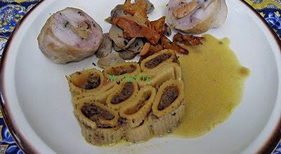 Râble de lapin désossé farci au foie gras et sa terrine de pâtes festive, cèpes et girolles