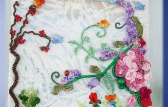 Tableau Juillet en freeforme et textile.