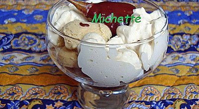 Poire pochée, glace à la vanille, meringue, sauce au chocolat chaude, espuma à la vanille