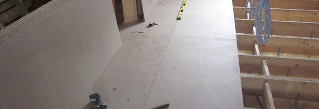 La pose du plancher de l'étage en aggloméré