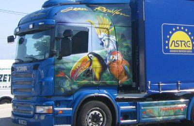 UN CAMION DECORE