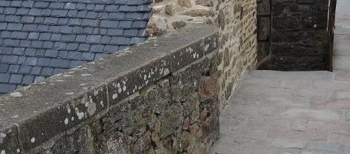 ... au pied du mur...