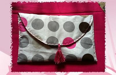 La pochette arrondie de Laura
