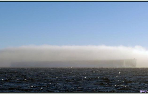 Après les îles Shetland du Sud, nous revenons vers l'extrême nord de la péninsule du continent Antarctique lui-même - Photos panoramiques d'immenses icebergs tabulaires d'Antarctic Sound