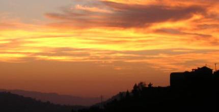 Coucher du soleil d'hiver sur un village de Kabylie