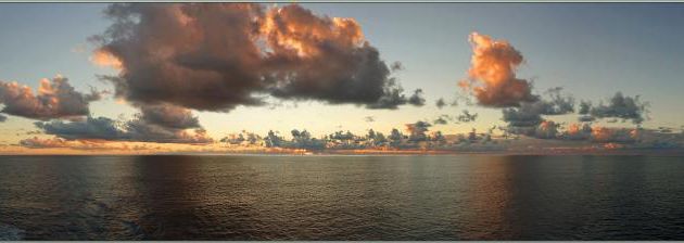 Et pour clore cette journée, enfin du très beau : un superbe coucher de soleil admiré depuis notre cabine - Ile Rémire - Seychelles