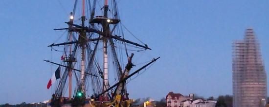 L'Hermione est arrivée dans le bassin des chalutiers à La Rochelle